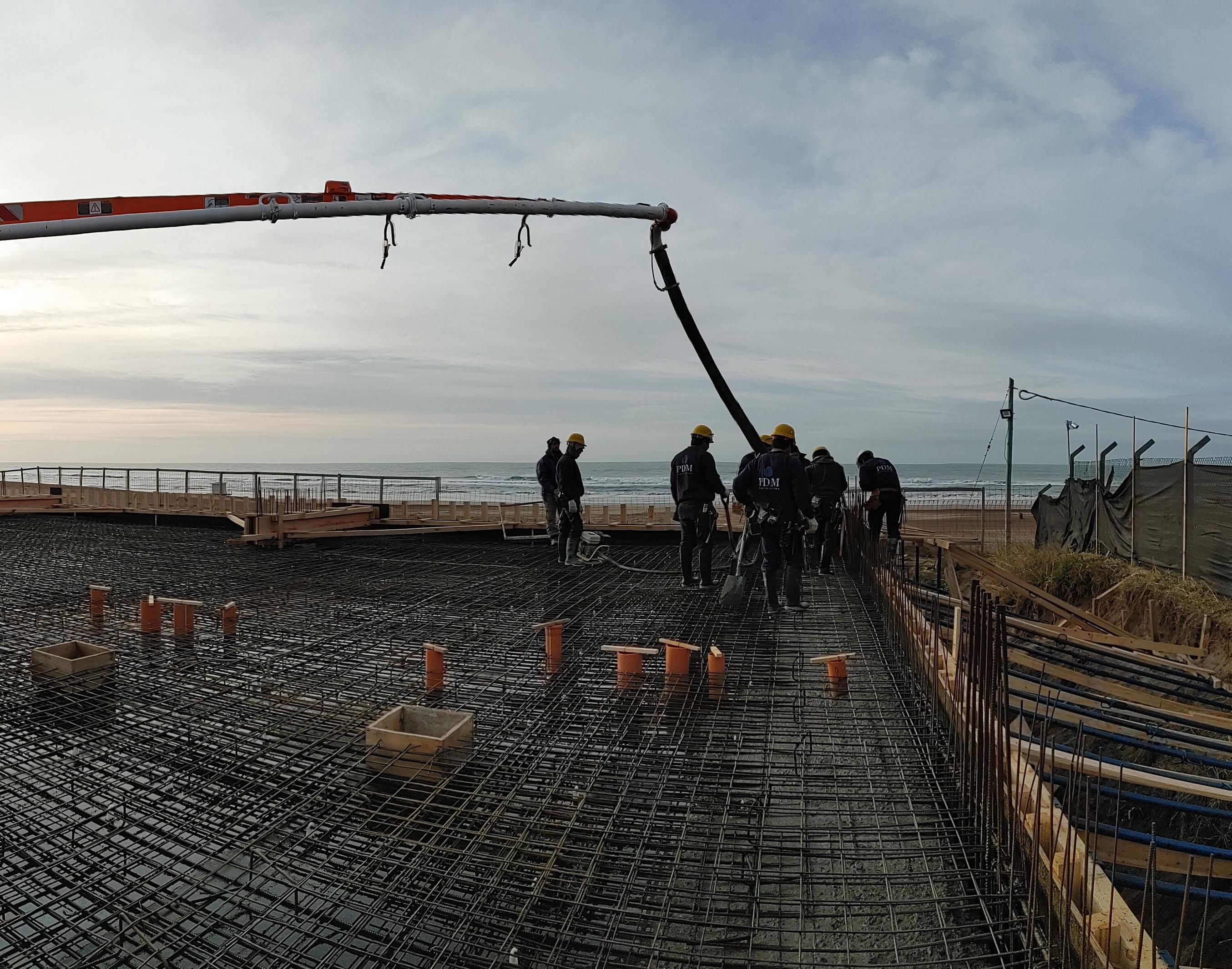 Equipo de PDM Constructora trabajando en obra de hormigón
